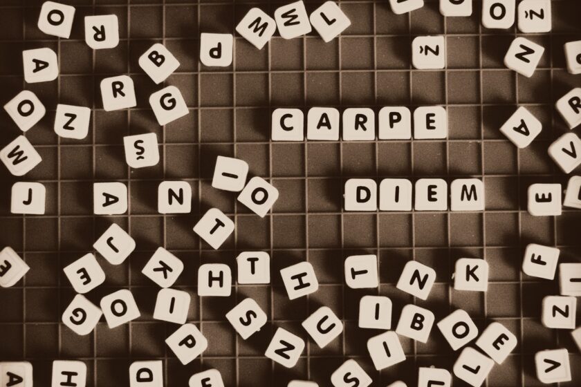 l’immagine mostra la scritta carpe diem, esortazione che singnifica cogliere l'attimo