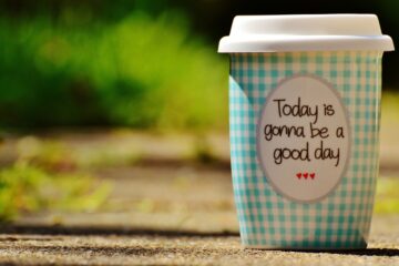 l’immagine mostra una tazza con l’esortazione ad essere felice