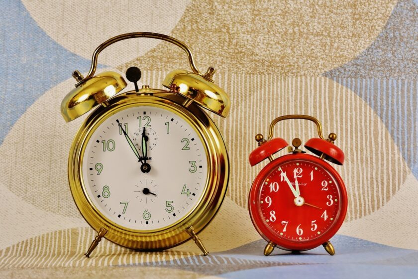 l’immagine rappresenta degli sveglie, che segnano il tempo