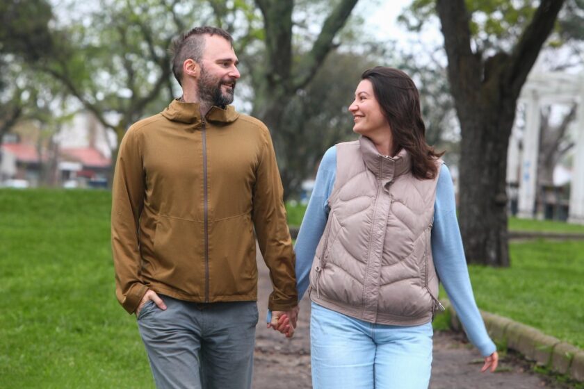 Coppia che cammina insieme con complicità e interesse reciproco