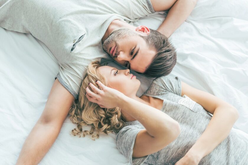 Uomo innamorato che guarda una donna durante un appuntamento