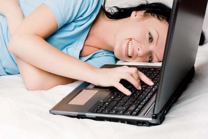 Donna al laptop mentre scrive un annuncio per trovare nuove amicizie