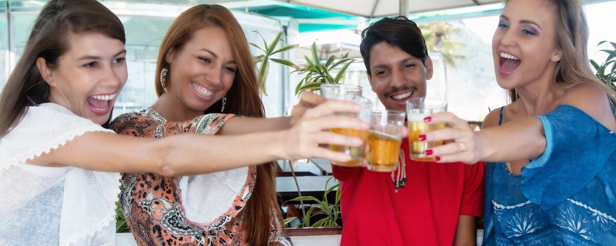 Gruppo di adulti che conversa in un bar e crea nuove amicizie
