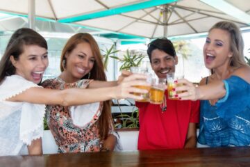 Gruppo di adulti che conversa in un bar e crea nuove amicizie