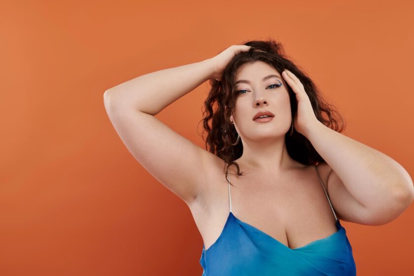 Donna con sguardo sicuro e sorriso naturale come forma di seduzione